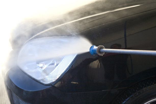 用压力枪冲洗我的车灯图片下载