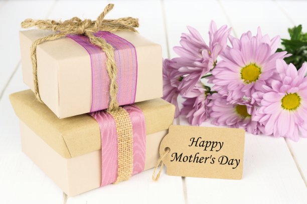 带有鲜花和标签的母亲节礼盒图片下载