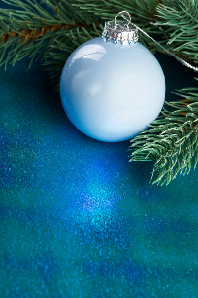 用冷杉树装饰的圣诞装饰品图片下载