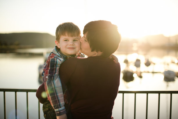 夕阳临水母子接吻图片下载