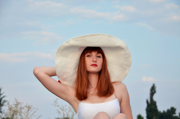 一个戴着白色大帽子的女孩的肖像图片下载