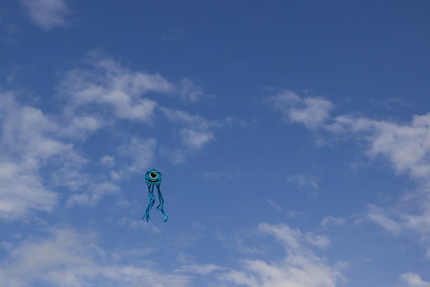 风筝在天空中与云04图片下载