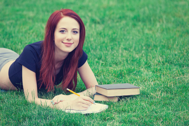 穿着独立服装，带着书的女孩图片下载