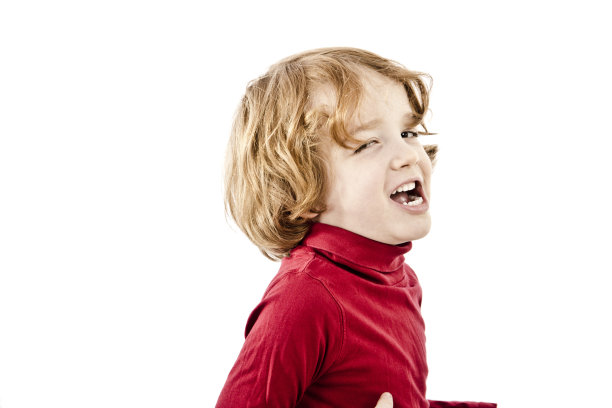 眼睛眨眼红发幼童孤立在白色背景图片下载