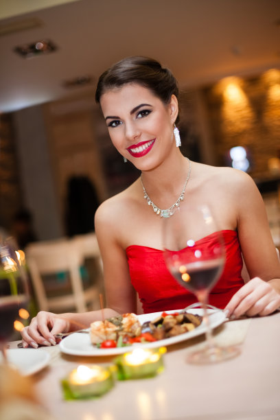 美女在餐厅吃饭图片下载