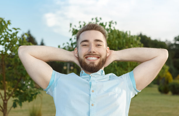 年轻人在公园长椅上休息图片下载