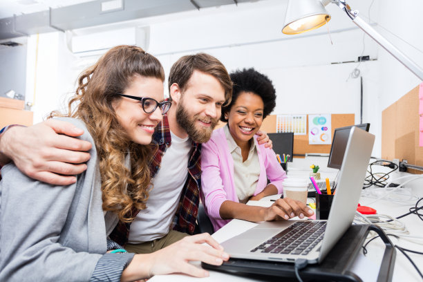 人办公室多样化的混合种族组看笔记本电脑图片下载