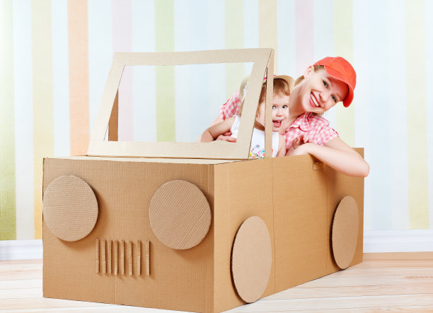 幸福的家庭妈妈和小女儿骑在玩具车上图片下载