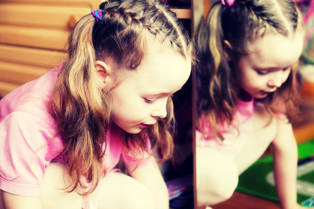 女孩的侧面照片和她在镜子里的倒影图片下载