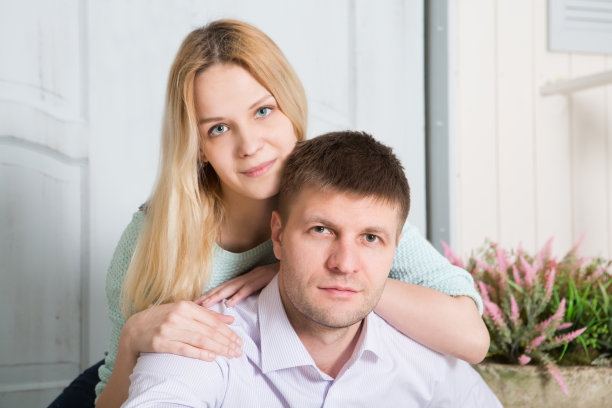 这是一对恩爱的年轻夫妇的肖像图片下载