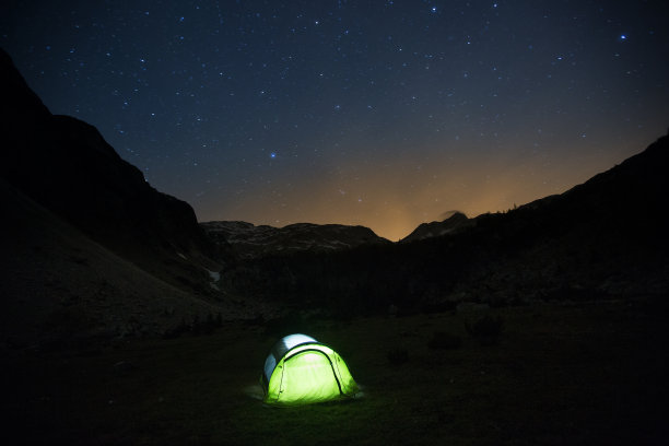 星空下山地牧场上的帐篷素材图片