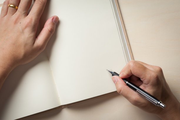 记事本放在木桌上图片下载