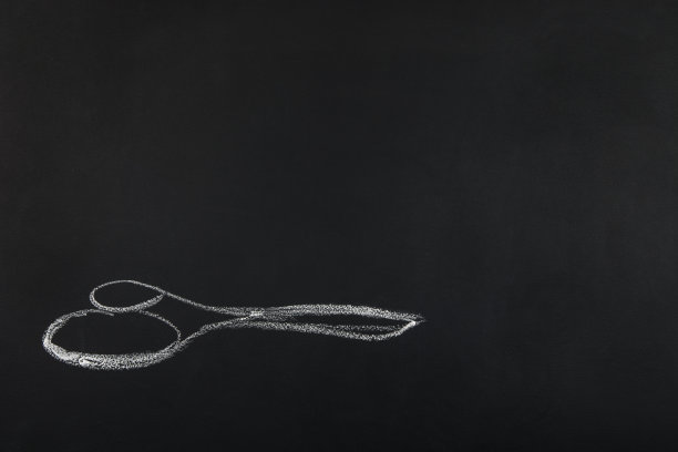 一组针线活平放在黑色黑板上图片下载