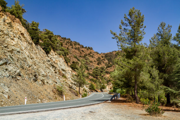 塞浦路斯山间的公路图片下载