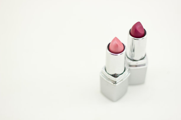 白色背景的口红图片下载