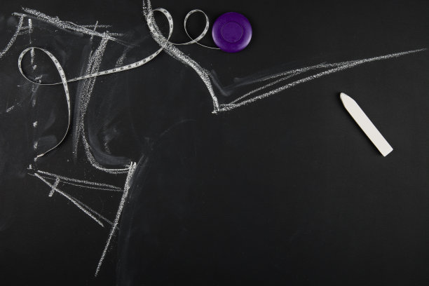 一组针线活平放在黑色黑板上图片下载