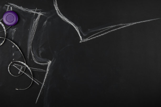 一组针线活平放在黑色黑板上图片下载