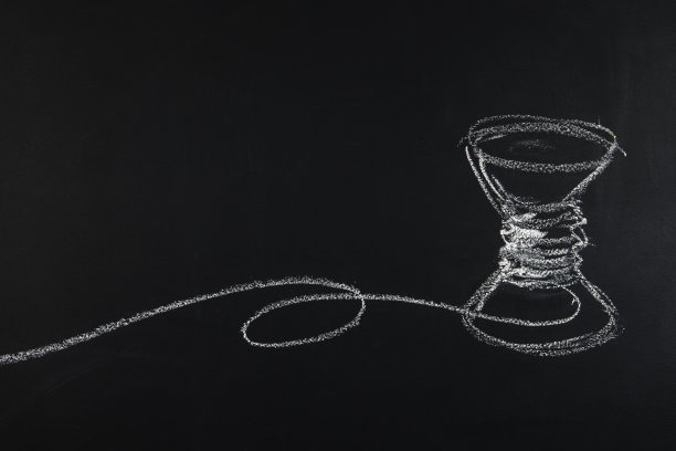 一组针线活平放在黑色黑板上图片下载