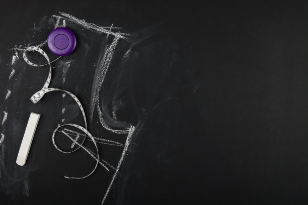 一组针线活平放在黑色黑板上图片下载