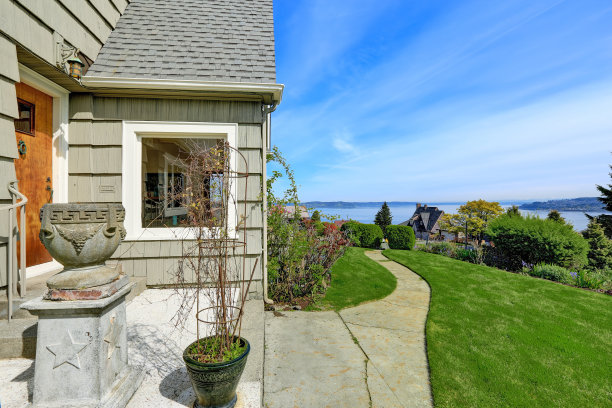 房子外部和后院视图图片下载