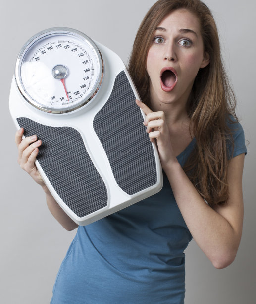 对体重控制的惊奇年轻女子图片下载