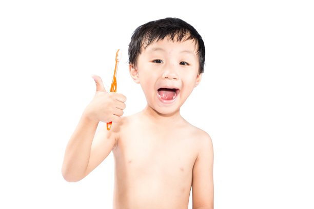 可爱的亚洲海湾刷牙图片下载