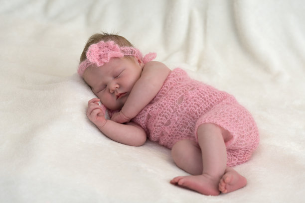 新生儿穿着手工制作的服装图片下载