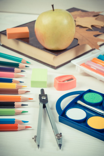 复古照片，书籍，学校配件和秋叶图片下载