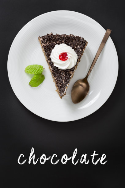 巧克力蛋糕与手写文字写在黑板上图片下载