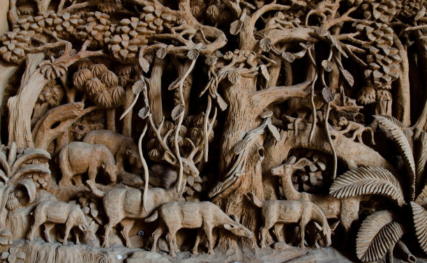 大众手雕鹿木工艺图片下载