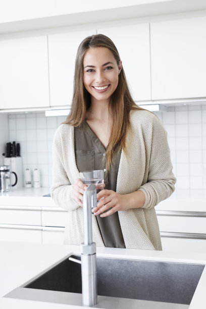 厨房里的美女肖像图片下载