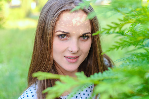 女孩在公园图片下载