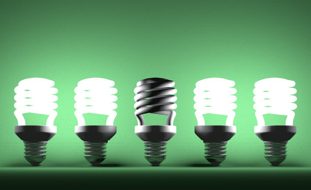 死光的螺旋形灯泡排成一排，绿光闪闪图片下载