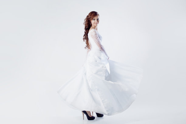 美丽的新娘穿着婚纱，白色的背景图片下载