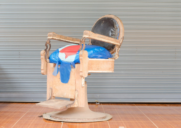 一把旧理发椅图片下载