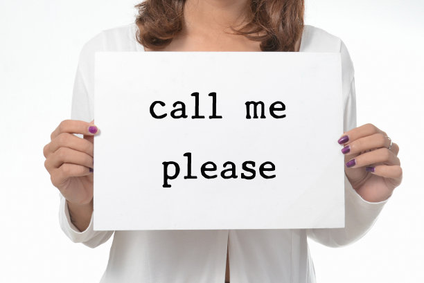 你的女朋友拿着一个纸板牌子。打电话给我。图片下载