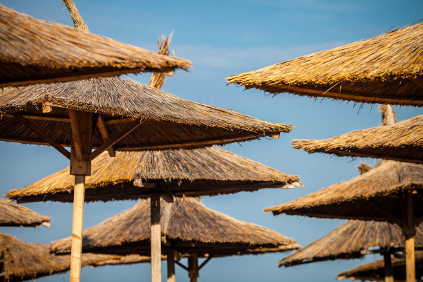 稻草沙滩伞的彩色图片图片下载