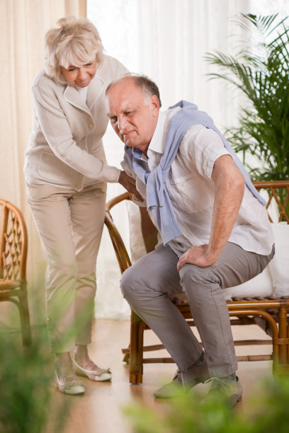 背部疼痛的男人素材图片