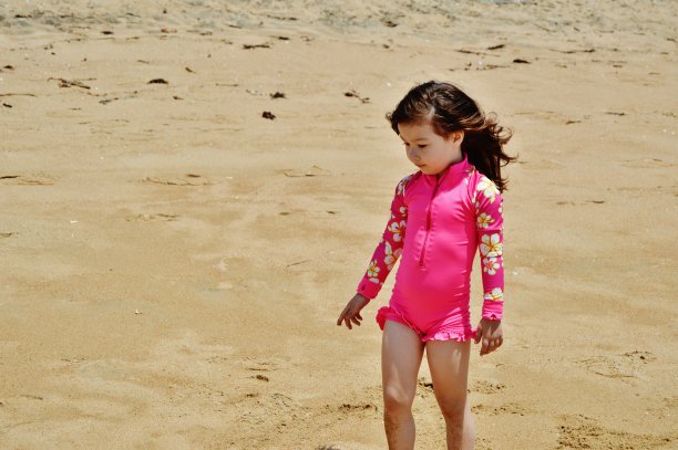 小女孩在海滩上散步图片下载