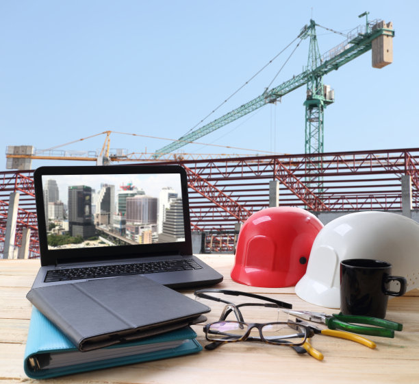 施工现场的安全帽和电脑图片下载