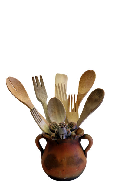 装有老鼠装饰的容器，装满木制炊具。垂直的。图片下载