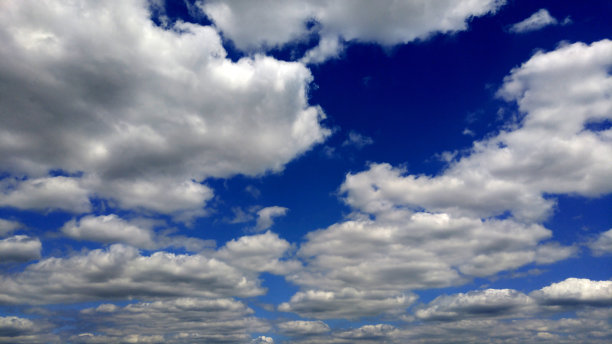 深蓝的天空和云图片下载