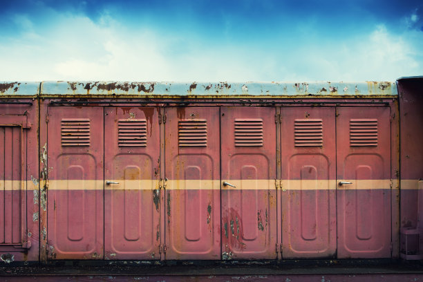 一排脏储物柜图片下载