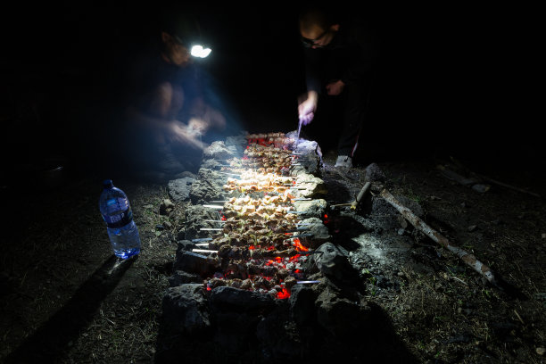 晚上烤肉串烧烤。图片下载