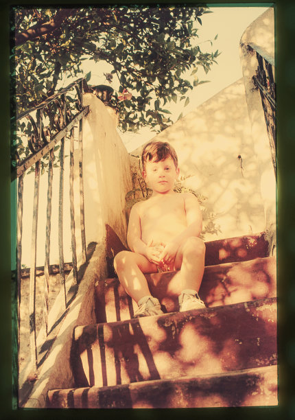 男孩坐在楼梯上图片下载