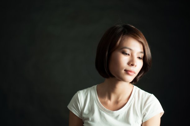 年轻的越南女孩在黑色图片下载