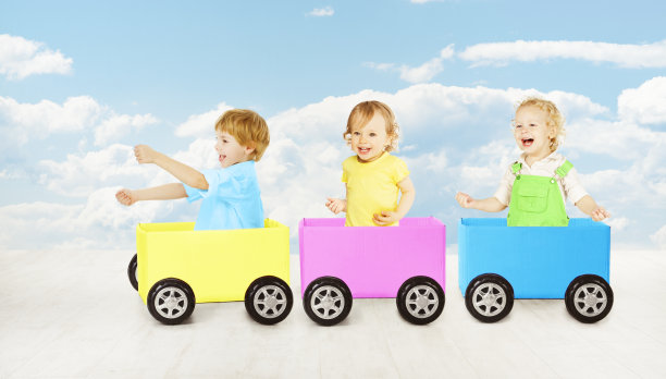 孩子们在玩玩具车。儿童乘客坐在包厢里。图片下载