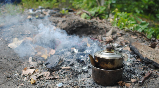 老式学校老式水壶沸水图片下载
