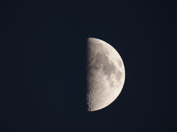 上弦月图片下载