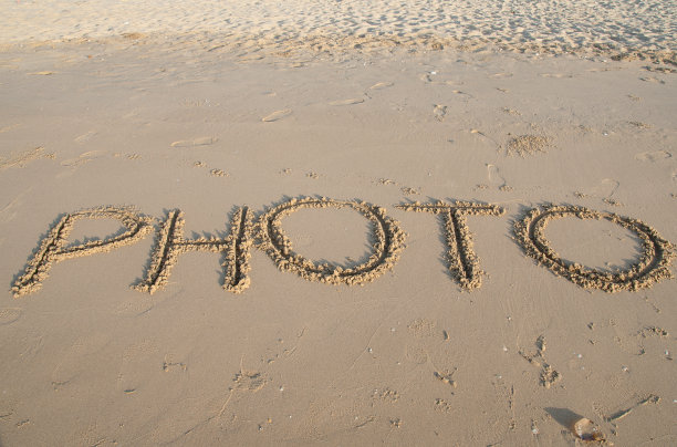 照片在沙地上图片下载